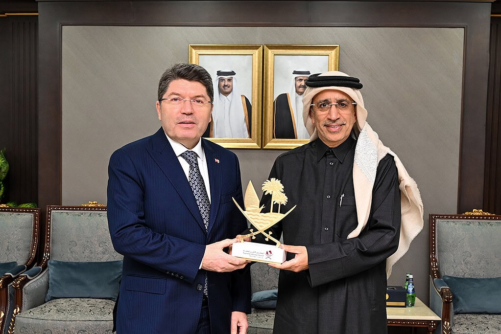 Kocaeli valisi ve Arap yetkili, resmi törende el sıkışırken ödül sunumu yapılıyor.