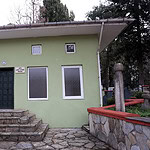 Güney tarafında tarihi mezarlık ve dini yapıya yakın, bakımlı ve huzurlu çocuk mektebi.