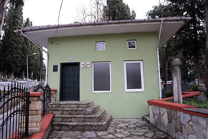 Güney tarafında tarihi mezarlık ve dini yapıya yakın, bakımlı ve huzurlu çocuk mektebi.