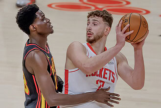 Alperen Şengün, Houston Rockets formasıyla basketbol sahasında rakip savunmayı aşmaya çalışıyor.