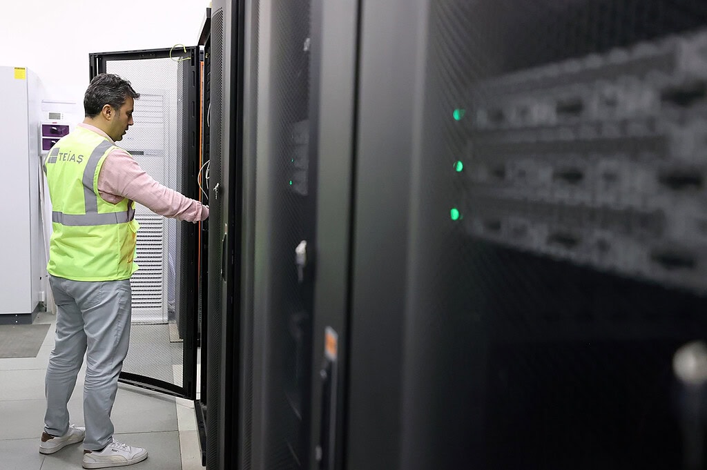 Sunucu odasında teknisyen görev başında, veri merkezinde teknik bakım çalışması yapıyor.