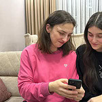 Gençler telefonla haberleri takip ediyor.