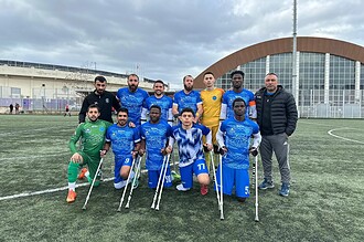 Ampute futbol takımı, TSK Rehabilitasyon Merkezi'ni 3-0 yendi.