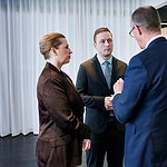 İş görüşmesi yapan profesyonel kişiler.