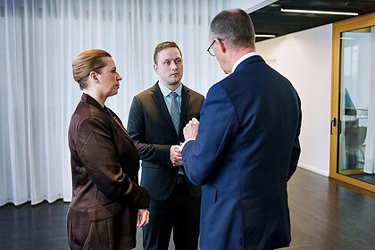 İş görüşmesi yapan profesyonel kişiler.