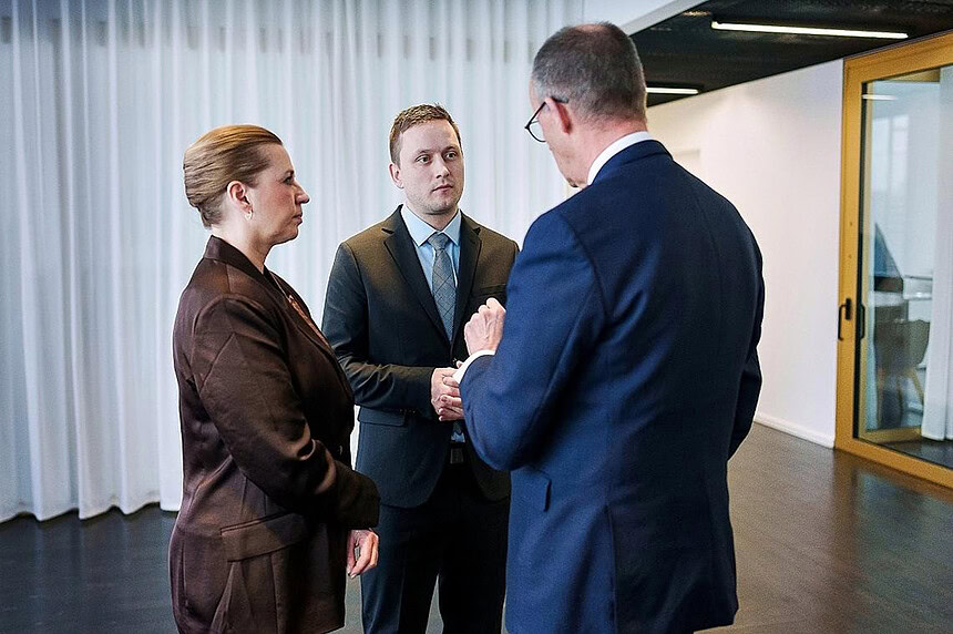 İş görüşmesi yapan profesyonel kişiler.