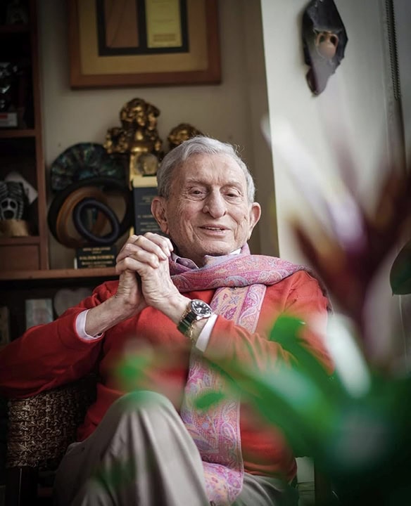 Eker yaşlı adam huzurlu ve mutlu, iç mekanda güven ve sevgi dolu ortam.