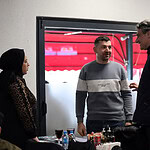 İnsanlar samimi şekilde sohbet ederken restoran içi ortam.