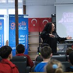 Çocuklara kitap ve bilgi sohbetleri, gençlik merkezinde eğitim.