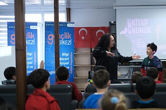 Çocuklara kitap ve bilgi sohbetleri, gençlik merkezinde eğitim.
