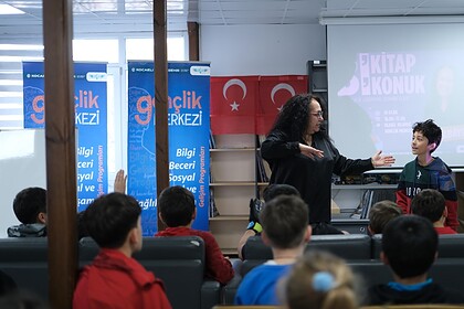 Çocuklara kitap ve bilgi sohbetleri, gençlik merkezinde eğitim.