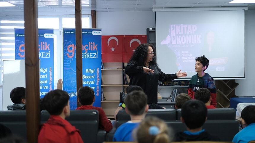Çocuklara kitap ve bilgi sohbetleri, gençlik merkezinde eğitim.