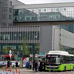 Yüksek teknolojili modern bina, şehir merkezinde etkileyici tasarımıyla dikkat çekiyor.