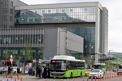 Yüksek teknolojili modern bina, şehir merkezinde etkileyici tasarımıyla dikkat çekiyor.