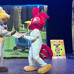 Alt metin: Kocaeli'de çocuklar için eğlenceli kukla ve masal performansı.