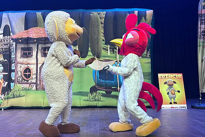 Alt metin: Kocaeli'de çocuklar için eğlenceli kukla ve masal performansı.