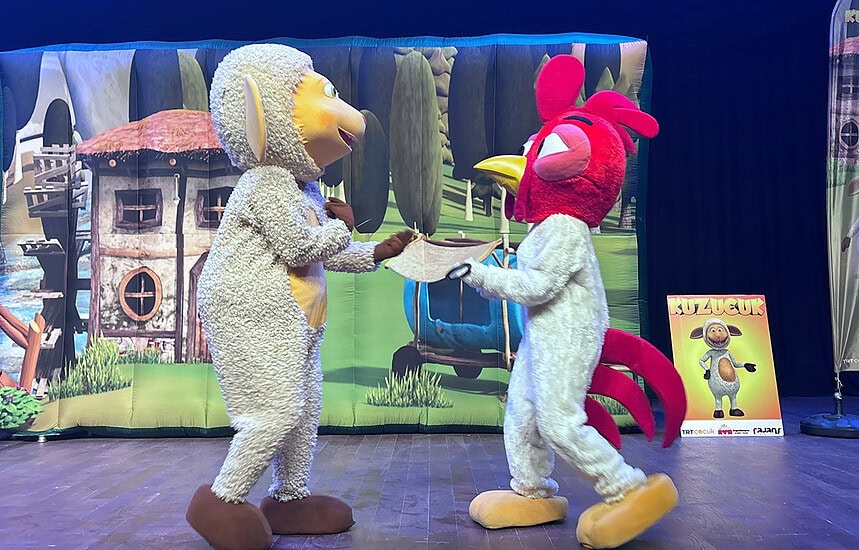 Alt metin: Kocaeli'de çocuklar için eğlenceli kukla ve masal performansı.