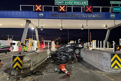Otoyolda meydana gelen trafik kazasında ağır maddi hasar oluştu.