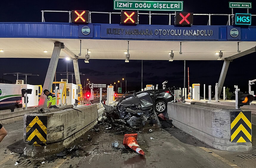 Otoyolda meydana gelen trafik kazasında ağır maddi hasar oluştu.