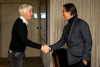 Vincenzo Montella, Roma'da milli futbol takımı teknik direktörüyle el sıkışırken.