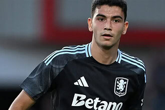 Yasin Özcan, Aston Villa’dan Beşiktaş’a transfer imza töreninde.