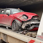 Kocaeli'de trafik kazası sonrası araç çekiciye yüklendi.