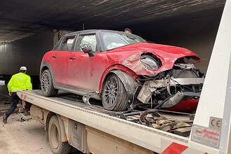 Kocaeli'de trafik kazası sonrası araç çekiciye yüklendi.