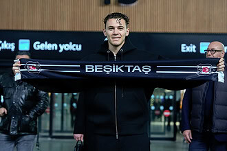 Kristjan Asllani, İstanbul'a gelerek Beşiktaş ile sözleşme imzaladı.