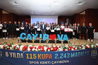 Çayırova sporcuları 2025'te 354 madalya ve 14 kupa kazandı, başarılarını kutluyor.