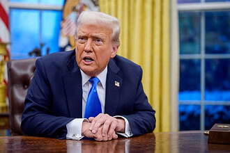 Donald Trump, Beyaz Saray'da konuşma yaparken.