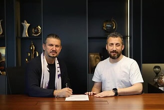 Gebzespor’un yeni teknik direktörü Emre Toraman, kulüp ofisinde imza töreni yaptı.