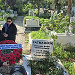 Anma töreninde yaşlı kadınlar ve belediye başkanı mezar ziyaretinde, sevgi ve saygı gösteriyor.