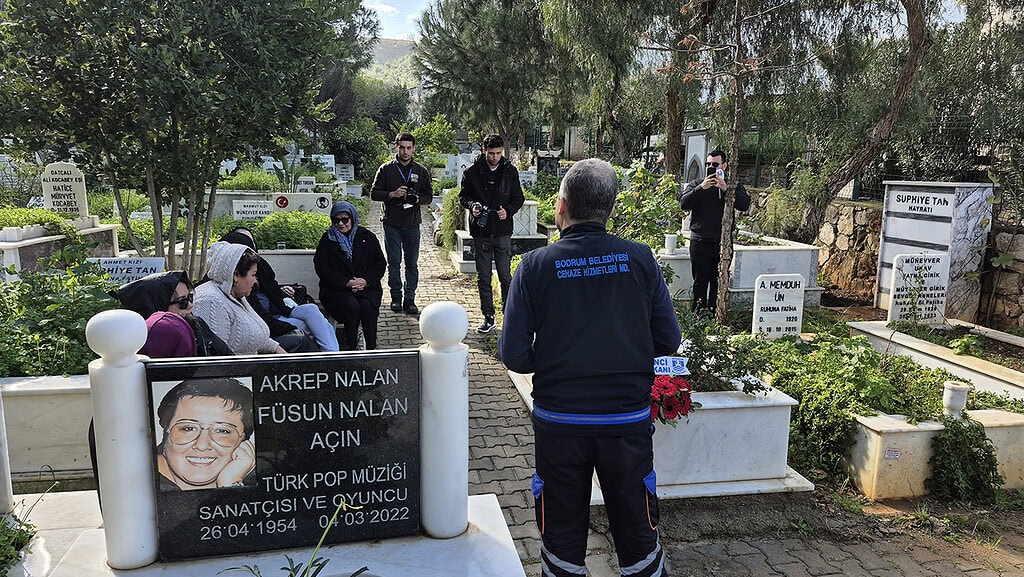 Mezarlıkta cenaze ve anma törenleri, saygı ve anıtkârlık ziyaretleri.