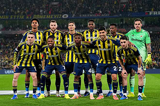 Fenerbahçe futbol takımı, FCSB maçına hazırlık yaparken sahada poz verdi.