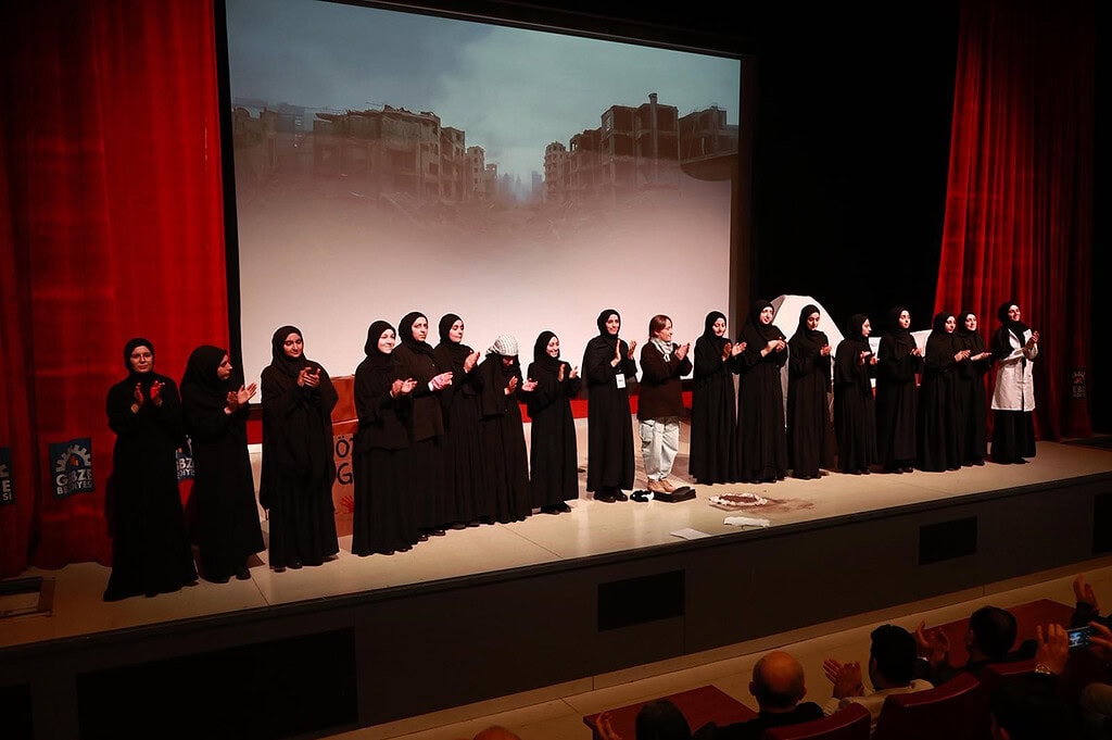 Kocaeli'de kadınlar tarafından sahnelenen tiyatro gösterisi. Toplum ve sanatın birlikteliği vurgulanıyor.