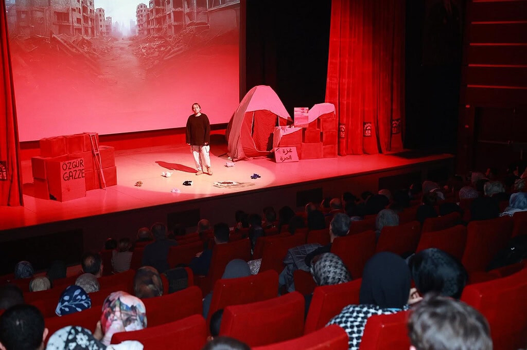 Savaş ve çatışma konulu tiyatro gösterisi, Kocaeli'deki toplumsal olaylara dikkat çekiyor.