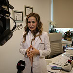 Sağlık uzmanı, ofis ortamında detaylı açıklamalar yaparken.