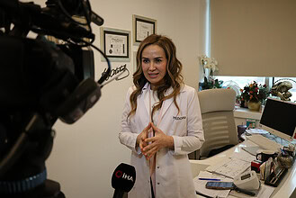 Sağlık uzmanı, ofis ortamında detaylı açıklamalar yaparken.