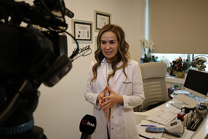 Sağlık uzmanı, ofis ortamında detaylı açıklamalar yaparken.