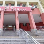 Kocaeli Adalet Sarayı ön cephesi, adli hizmetlerin sağlandığı resmi bina.