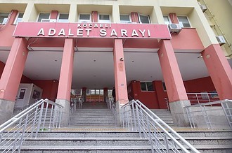 Kocaeli Adalet Sarayı ön cephesi, adli hizmetlerin sağlandığı resmi bina.