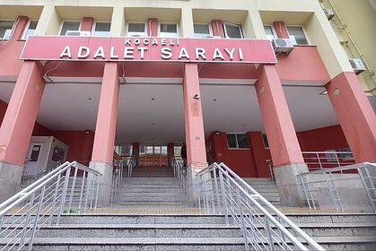 Kocaeli Adalet Sarayı ön cephesi, adli hizmetlerin sağlandığı resmi bina.