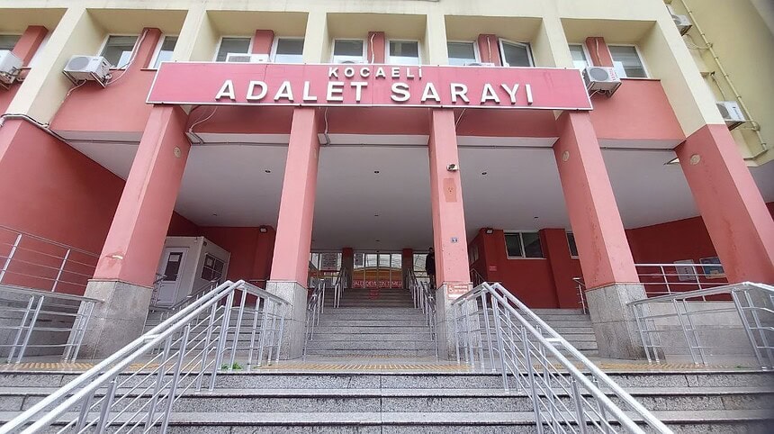 Kocaeli Adalet Sarayı ön cephesi, adli hizmetlerin sağlandığı resmi bina.