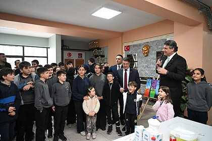 Gençler ve yetkililer arasında samimi okul etkinliği, Kocaeli Haberleri.