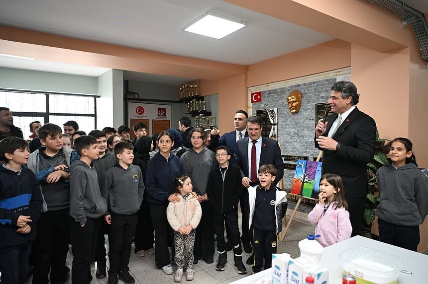 Gençler ve yetkililer arasında samimi okul etkinliği, Kocaeli Haberleri.