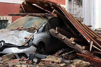 Hasar gören araç ve yıkılan yapı kalıntıları, Portekiz'de Kristin fırtınasının yol açtığı büyük hasa.