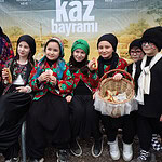 Türk çocuklar geleneksel kıyafetler içinde Kaz Bayramı kutlamasında eğleniyor.