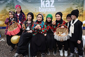 Türk çocuklar geleneksel kıyafetler içinde Kaz Bayramı kutlamasında eğleniyor.