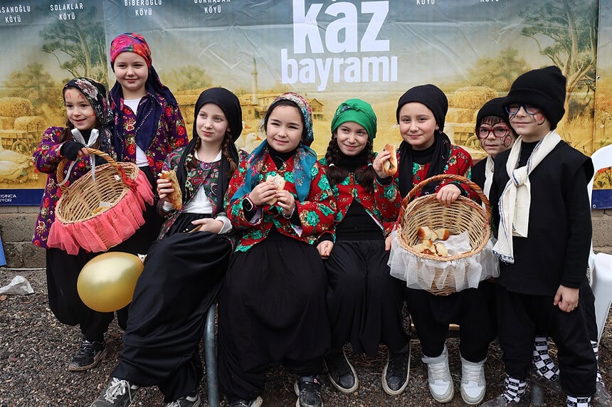 Türk çocuklar geleneksel kıyafetler içinde Kaz Bayramı kutlamasında eğleniyor.