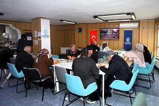 Abdestli yaşlılar ile toplum toplantısı.